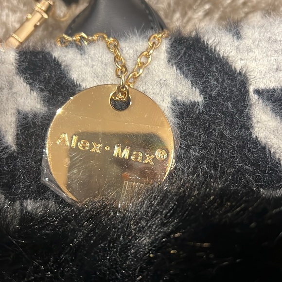 ALEX AND MAX white and clack houndstooth pattern tote with a zipper. - Picture 2 of 12